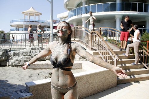 Rus Turistler Çamur Banyosuyla Stres Atıyor