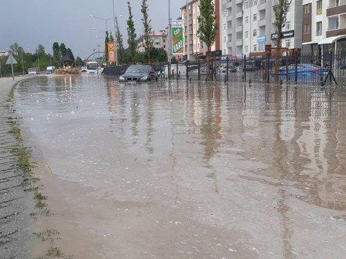 Sağanak Yağış Su Baskınlarına Neden Oldu