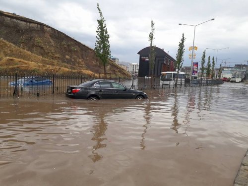 Sağanak Yağış Su Baskınlarına Neden Oldu