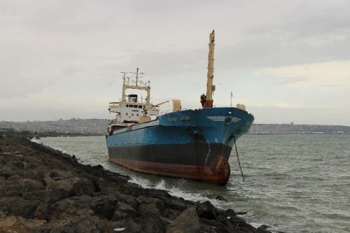 Samsun’da Gemi Kayalıklara Oturdu