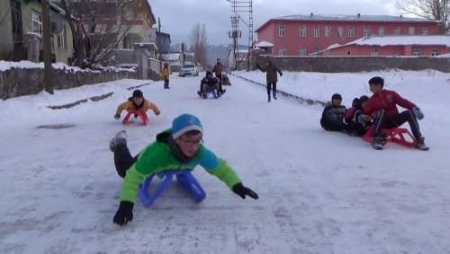 Sarıkamış'ta Çocukların Kızak Keyfi