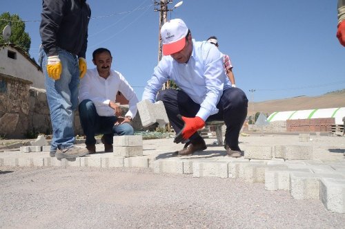 Sarıkamış’ta, Yollar Kilit Parke Taşıyla Döşeniyor