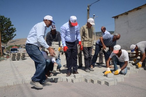 Sarıkamış’ta, Yollar Kilit Parke Taşıyla Döşeniyor