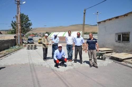 Sarıkamış’ta, Yollar Kilit Parke Taşıyla Döşeniyor