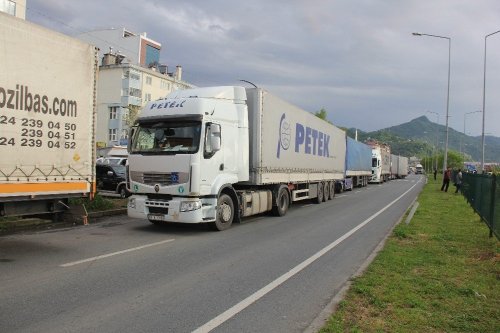 Sarp Sınır Kapısı’nda Tır Kuyruğu Çilesi