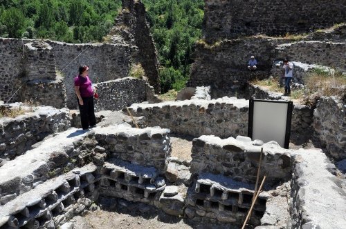 Şavşat Kalesi’nde Bin Yıllık Şarap Üretim Ünitesi