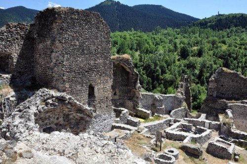 Şavşat Kalesi’nde Bin Yıllık Şarap Üretim Ünitesi