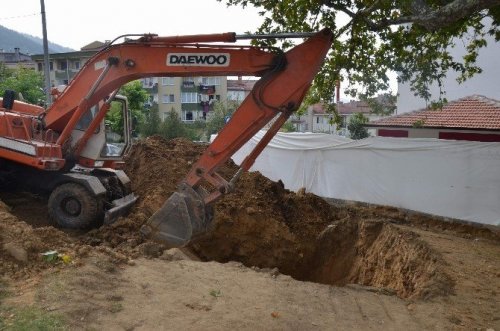 Şehir Merkezinde Kepçeyle Define Aradı