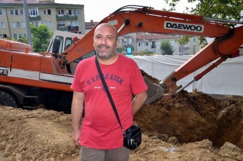 Şehir Merkezinde Kepçeyle Define Aradı