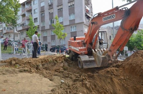 Şehir Merkezinde Kepçeyle Define Aradı