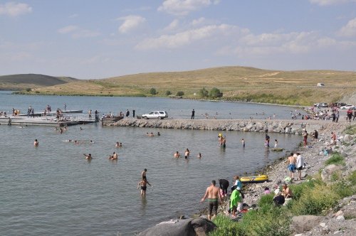 Sıcaktan Bunalan Çıldır Gölü'ne Atladı