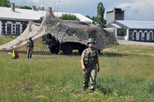 Sınırı Bekleyen Kadın Askerler