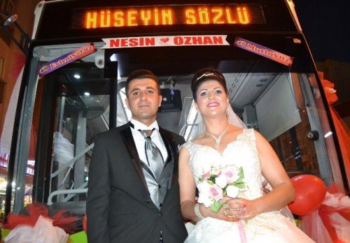Şoför Çiftin Gelin Arabası Belediye Otobüsü Oldu