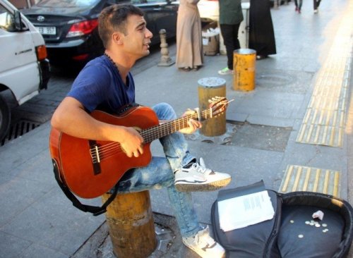 Sokaklarda Gitar Çalarak Engelli Annesine Ve Babasına Bakıyor