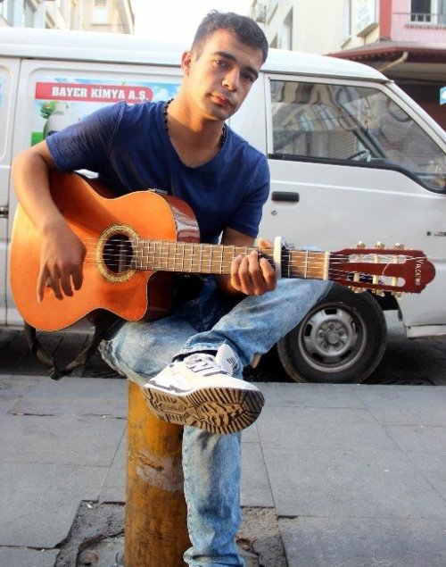 Sokaklarda Gitar Çalarak Engelli Annesine Ve Babasına Bakıyor