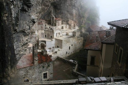 Sümela Manastırı’nda Dağcıların Kayalarla Mücadelesi