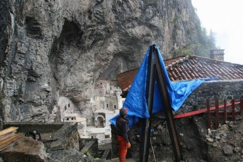 Sümela Manastırı’nda Dağcıların Kayalarla Mücadelesi