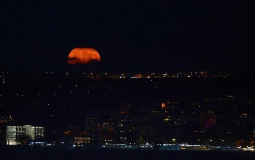 Süper Ay İstanbul’da Görüldü