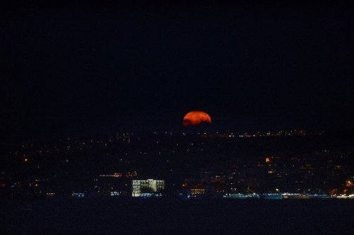 Süper Ay İstanbul’da Görüldü