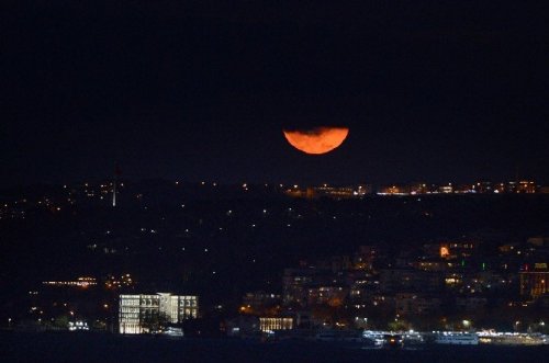 Süper Ay İstanbul’da Görüldü