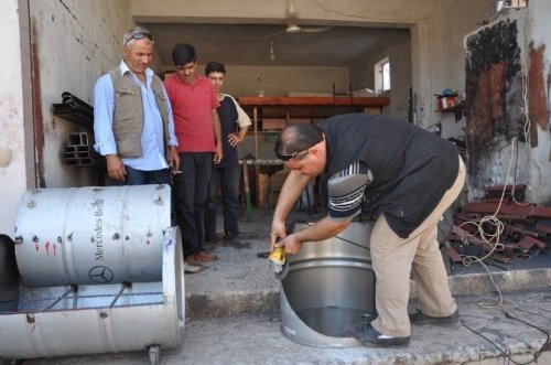 Suriyeli Demirci Ustası, Boş Varillerle Oturma Grubu Yapıyor