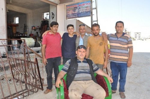 Suriyeli Demirci Ustası, Boş Varillerle Oturma Grubu Yapıyor