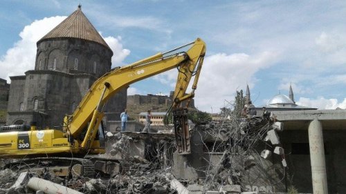 Tarihi Alandaki Betonarme Tuvaletler Yıkıldı