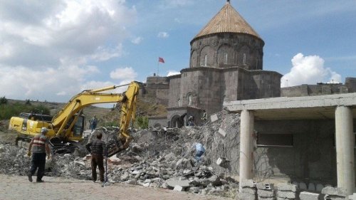 Tarihi Alandaki Betonarme Tuvaletler Yıkıldı