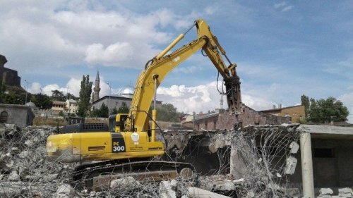 Tarihi Alandaki Betonarme Tuvaletler Yıkıldı