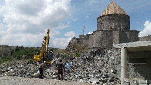 Tarihi Alandaki Betonarme Tuvaletler Yıkıldı