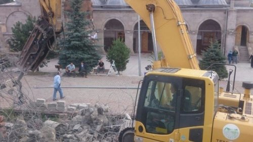 Tarihi Alandaki Betonarme Tuvaletler Yıkıldı