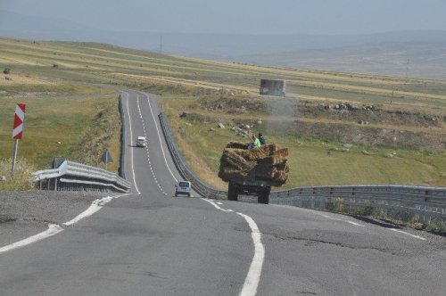 Traktör Römorku Üzerinde Tehlikeli Yolculuk