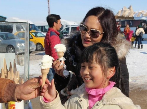 Turistlerin Eksi 15 Derecede Dondurma Keyfi