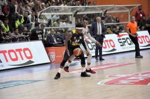 Uşak Son Şampiyon Fenerbahçe’yi Devirdi