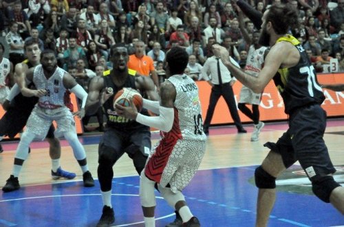 Uşak Son Şampiyon Fenerbahçe’yi Devirdi