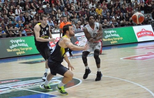 Uşak Son Şampiyon Fenerbahçe’yi Devirdi