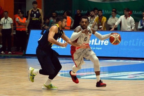 Uşak Son Şampiyon Fenerbahçe’yi Devirdi