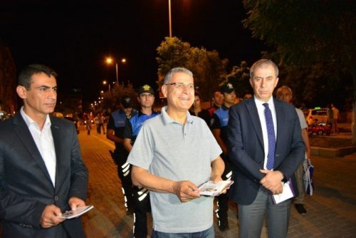 Vali Alpman Broşür Dağıttı