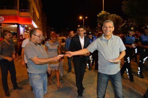 Vali Alpman Broşür Dağıttı
