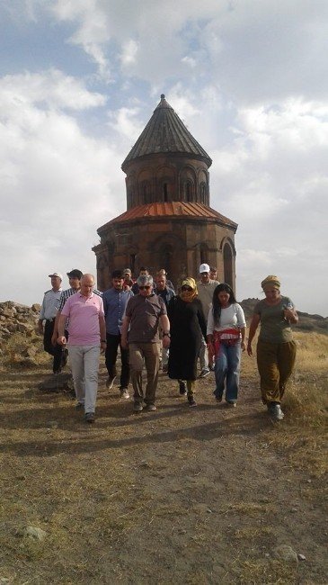 Vali Doğan, Ani’de İncelemelerde Bulundu