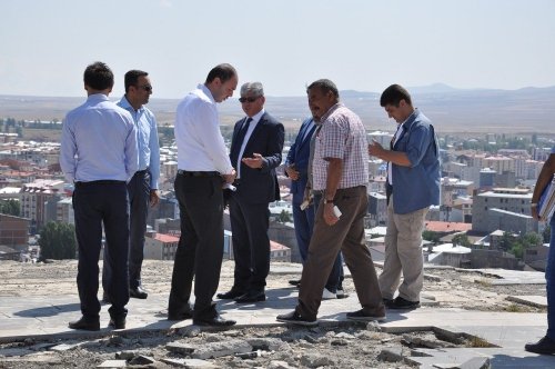 Vali Doğan, Anıtlar Kurulu Üyelerini Seyir Tepe’ye Davet Etti