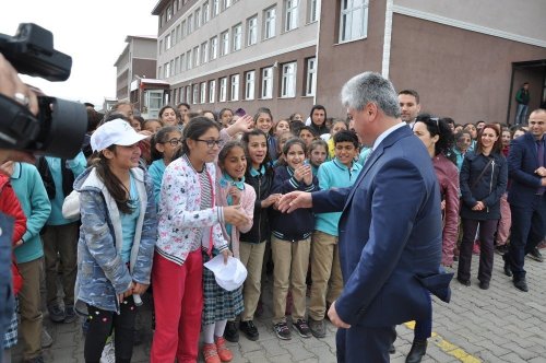 Vali Doğan'a Öğrencilerden Yoğun İlgi