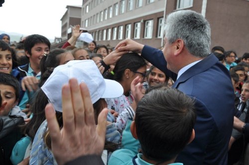 Vali Doğan'a Öğrencilerden Yoğun İlgi