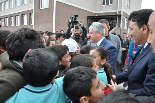 Vali Doğan'a Öğrencilerden Yoğun İlgi