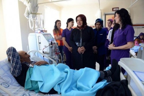 Vali Eşi Hacer Özefe, Bayram Ziyaretinde Bulundu