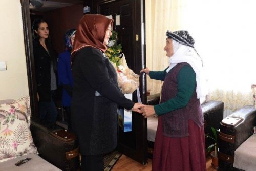Vali Eşi Hacer Özefe, Bayram Ziyaretinde Bulundu