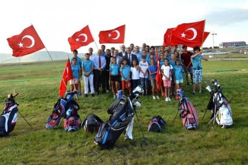 Vali Özefe Ardahan’da Kamp Yapan Golfcüleri Ziyaret Etti