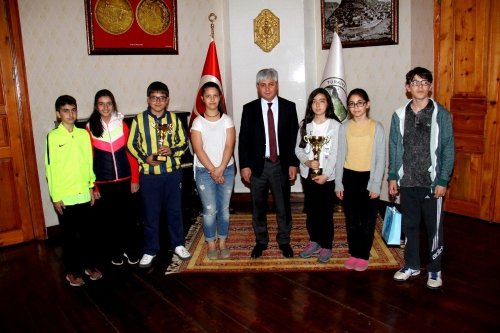 Vali Rahmi Doğan, Satranç Şampiyonlarını Kabul Etti