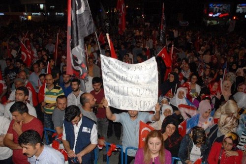 Vali Ve Komutanlar Demokrasi Nöbetine Katıldı