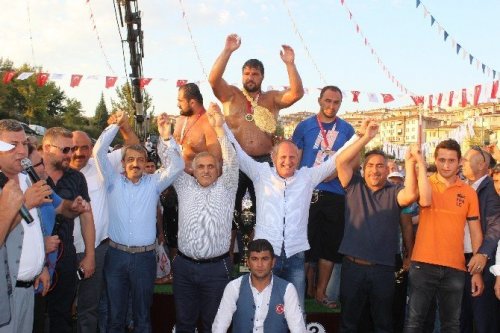 Yıllar Sonra Yağlı Güreşte Bir İlk Yaşandı
